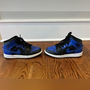 Air Jordan 1 Mid GS Hyper Royal Big Kid size 4